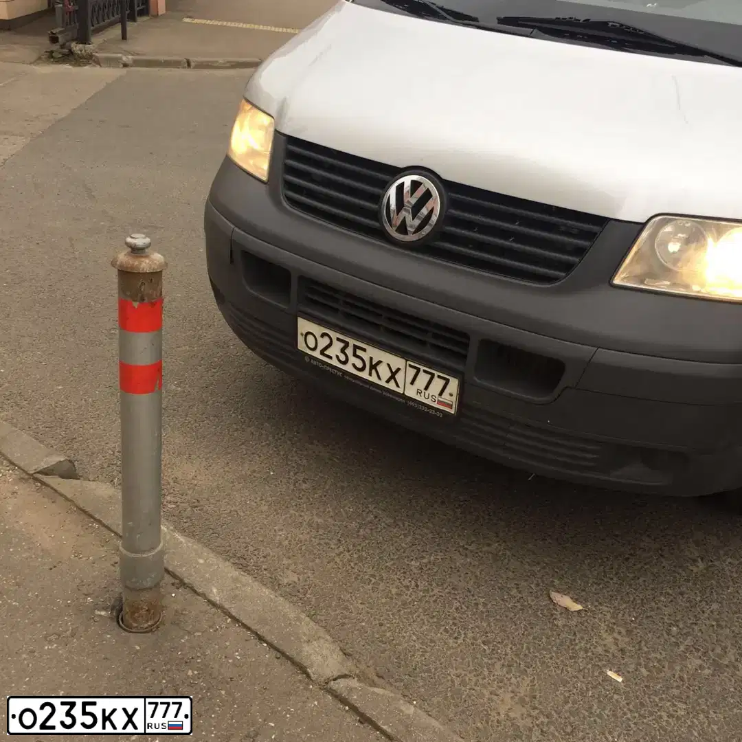 Фото автомобиля VOLKSWAGEN TRANSPORTER, 2009 — госномер В685СН09. Цвет: Серебристый