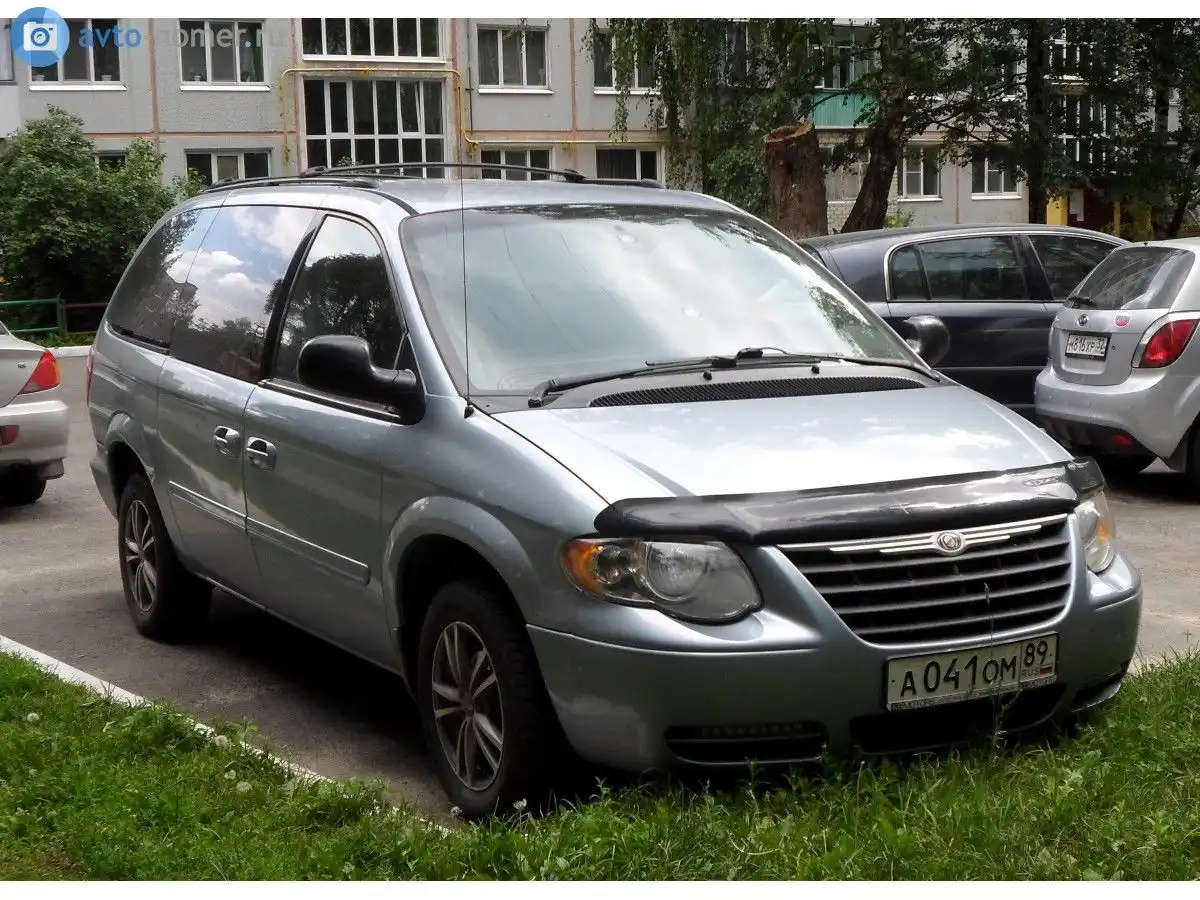 Фото автомобиля CHRYSLER TOWN &amp; COUNTRY, 2004 — госномер Н985ЕК70