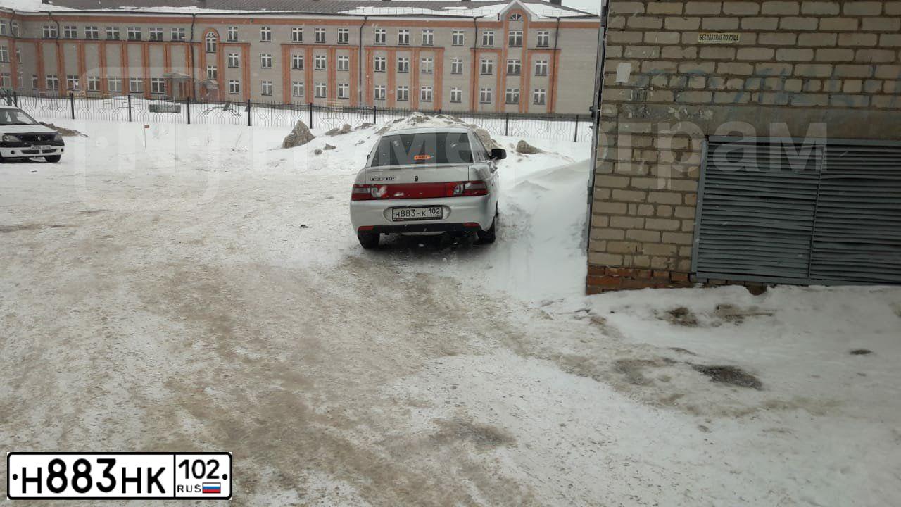 Фото автомобиля BOGDAN 2110/2111, 2012 — госномер Н883НК102. Цвет: серебристый