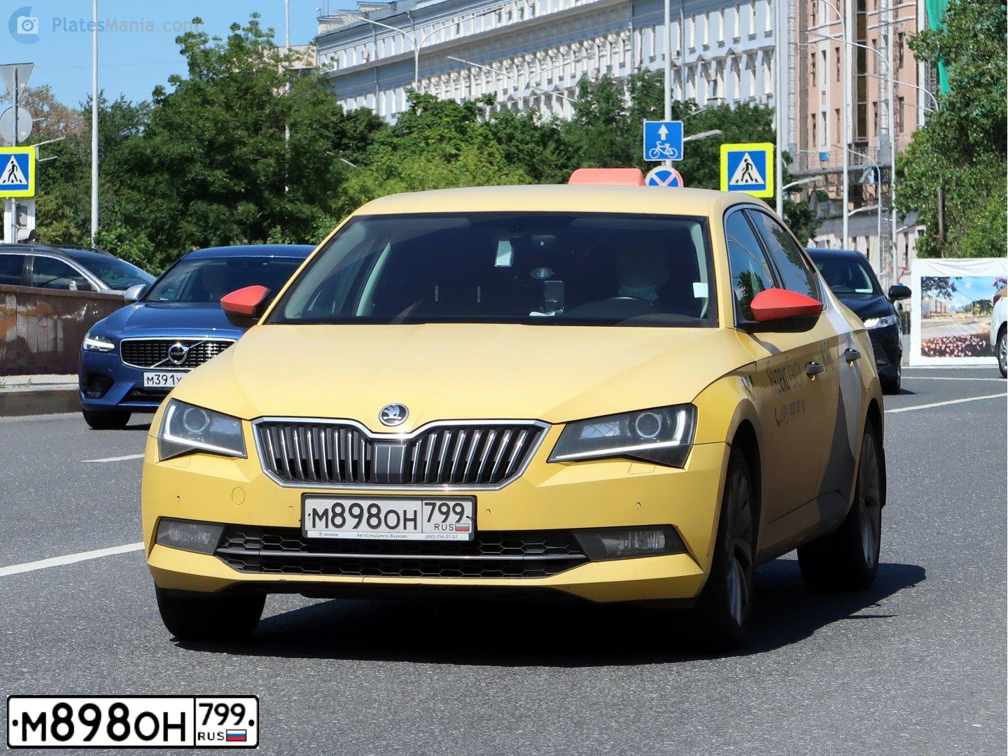 Фото автомобиля SKODA SUPERB, 2019 — госномер В319ХА185. Цвет: КОРИЧНЕВЫЙ