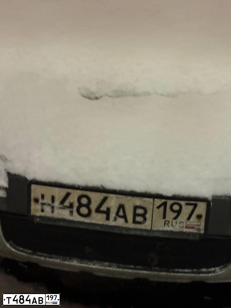 Фото автомобиля VOLKSWAGEN TOUAREG, 2005 — госномер М174ВК199. Цвет: СЕРЫЙ ТЕМНЫЙ