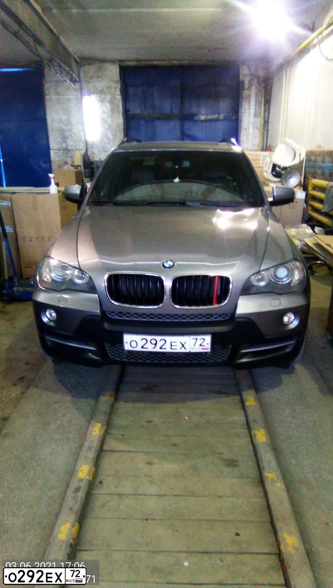 Фото автомобиля BMW X5, 2009 — госномер О292ЕХ72. Цвет: СЕРЫЙ