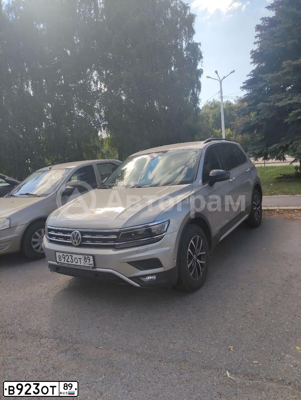 Фото автомобиля VOLKSWAGEN TIGUAN, 2019 — госномер В923ОТ89. Цвет: СЕРЫЙ