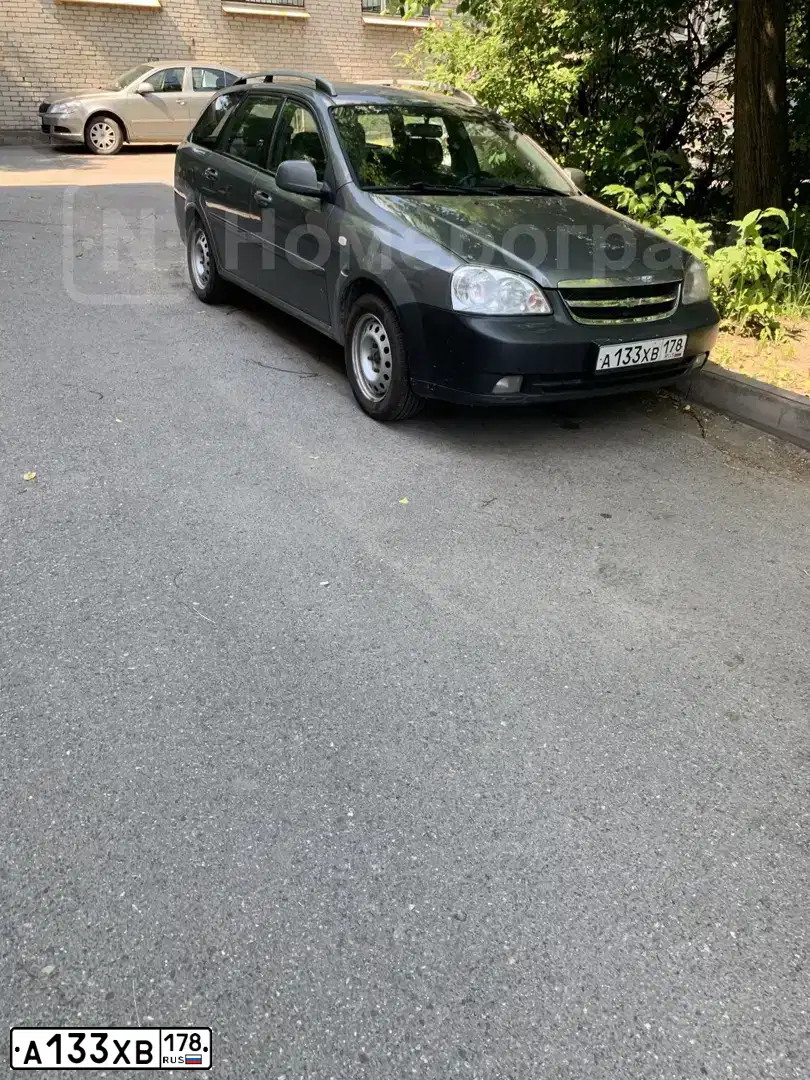 Фото автомобиля CHEVROLET LACETTI, 2010 — госномер Е813АН180. Цвет: СЕРЫЙ