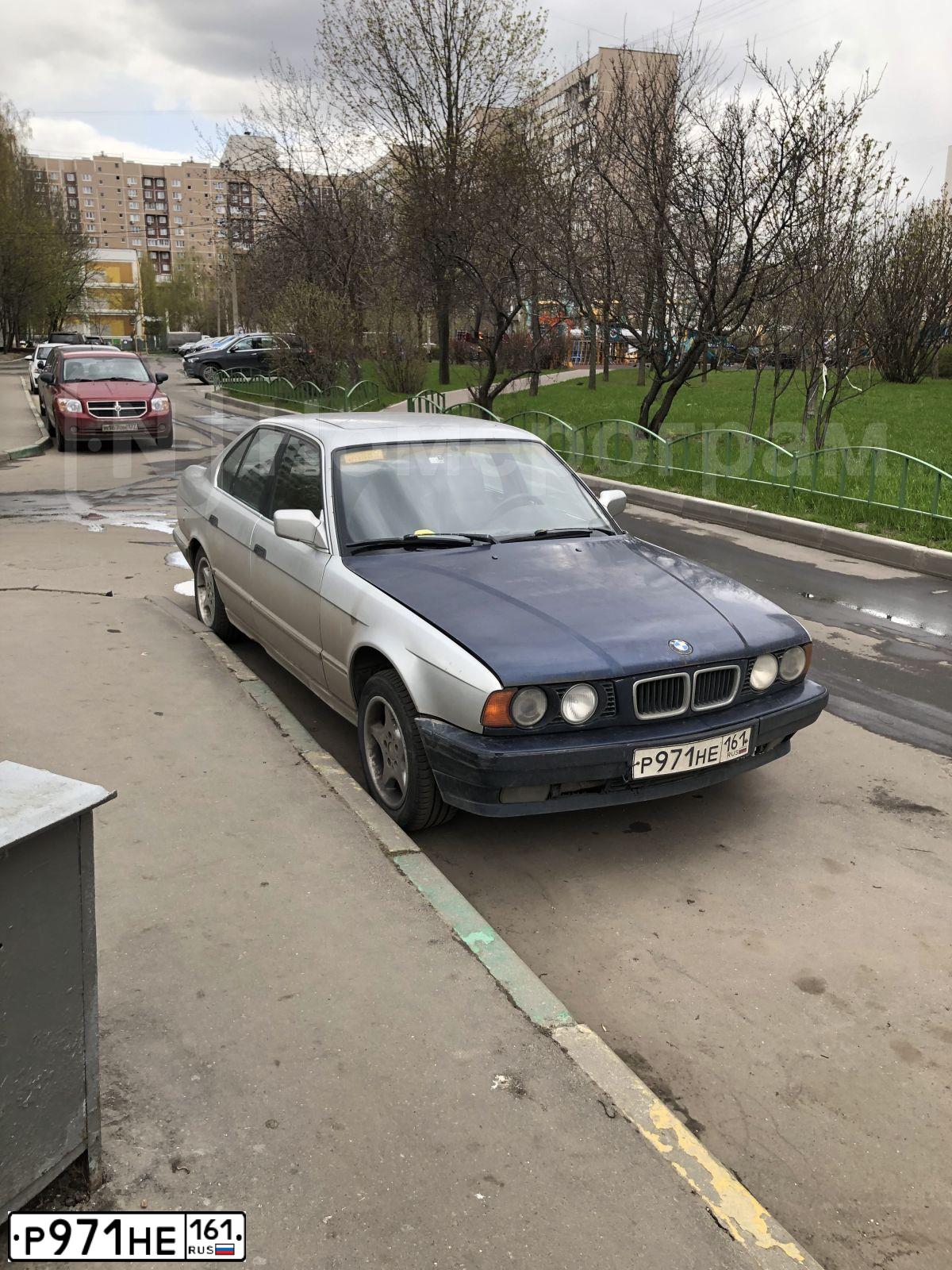 Фото автомобиля BMW SERIE 5, 1990 — госномер Р971НЕ161. Цвет: Серебристый