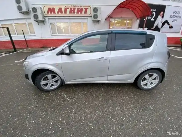 Фото автомобиля CHEVROLET AVEO, 2012 — госномер Е345ММ193. Цвет: СЕРЫЙ