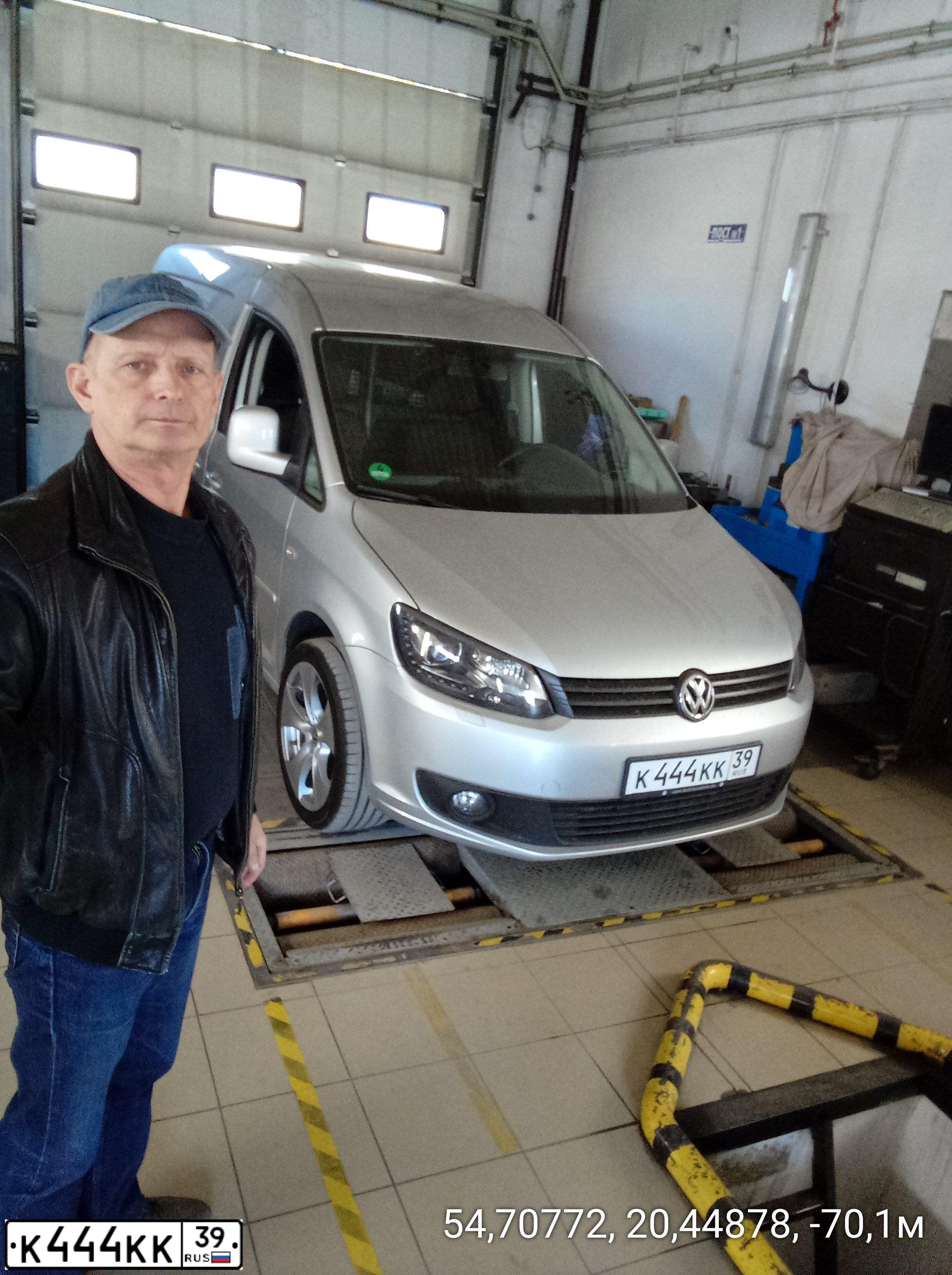Фото автомобиля VOLKSWAGEN TIGUAN, 2010 — госномер К444КК39. Цвет: СЕРЕБРИСТО-ЖЕЛТЫЙ