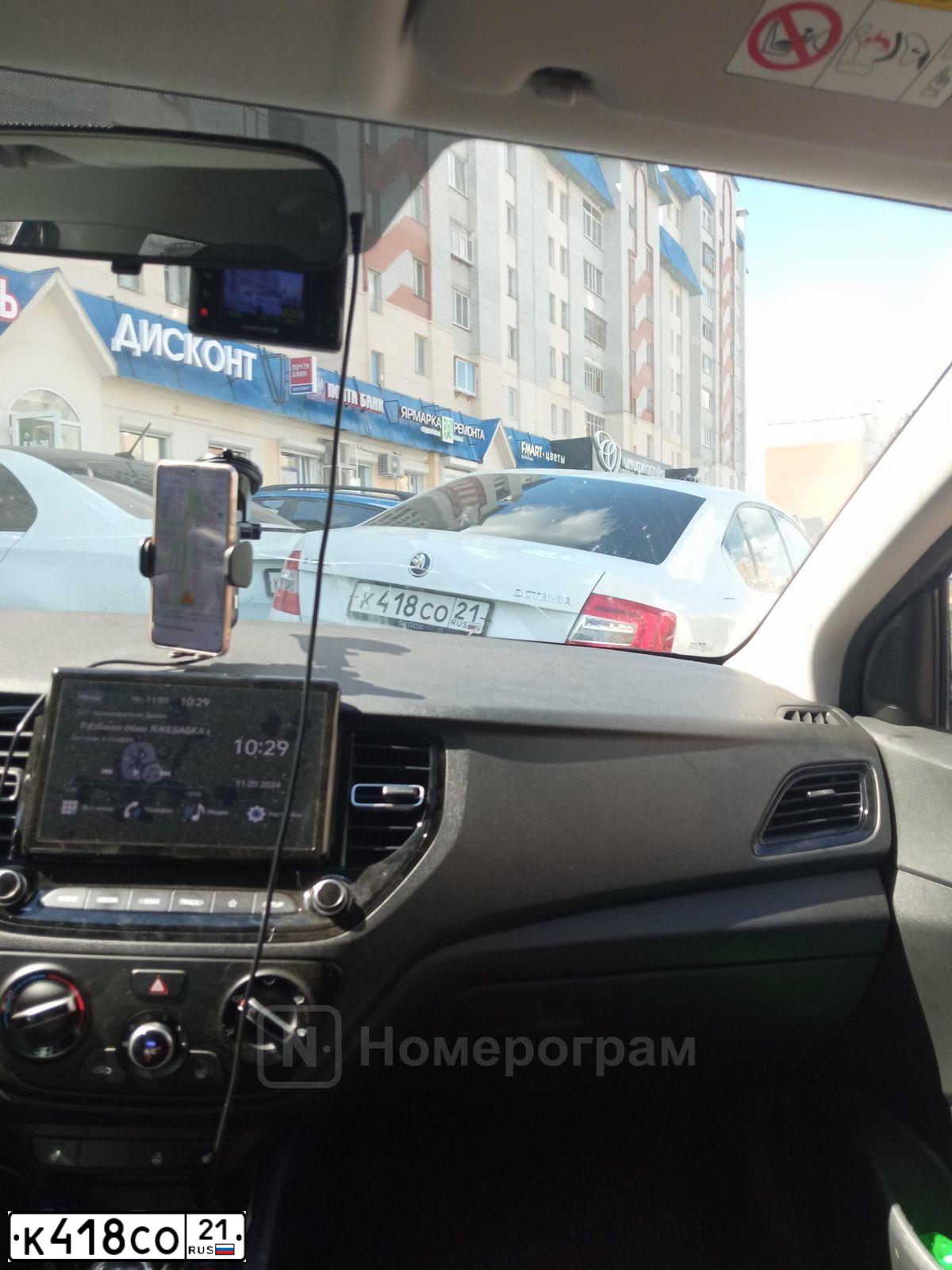 Фото автомобиля SKODA OCTAVIA, 2016 — госномер К418СО21. Цвет: Белый