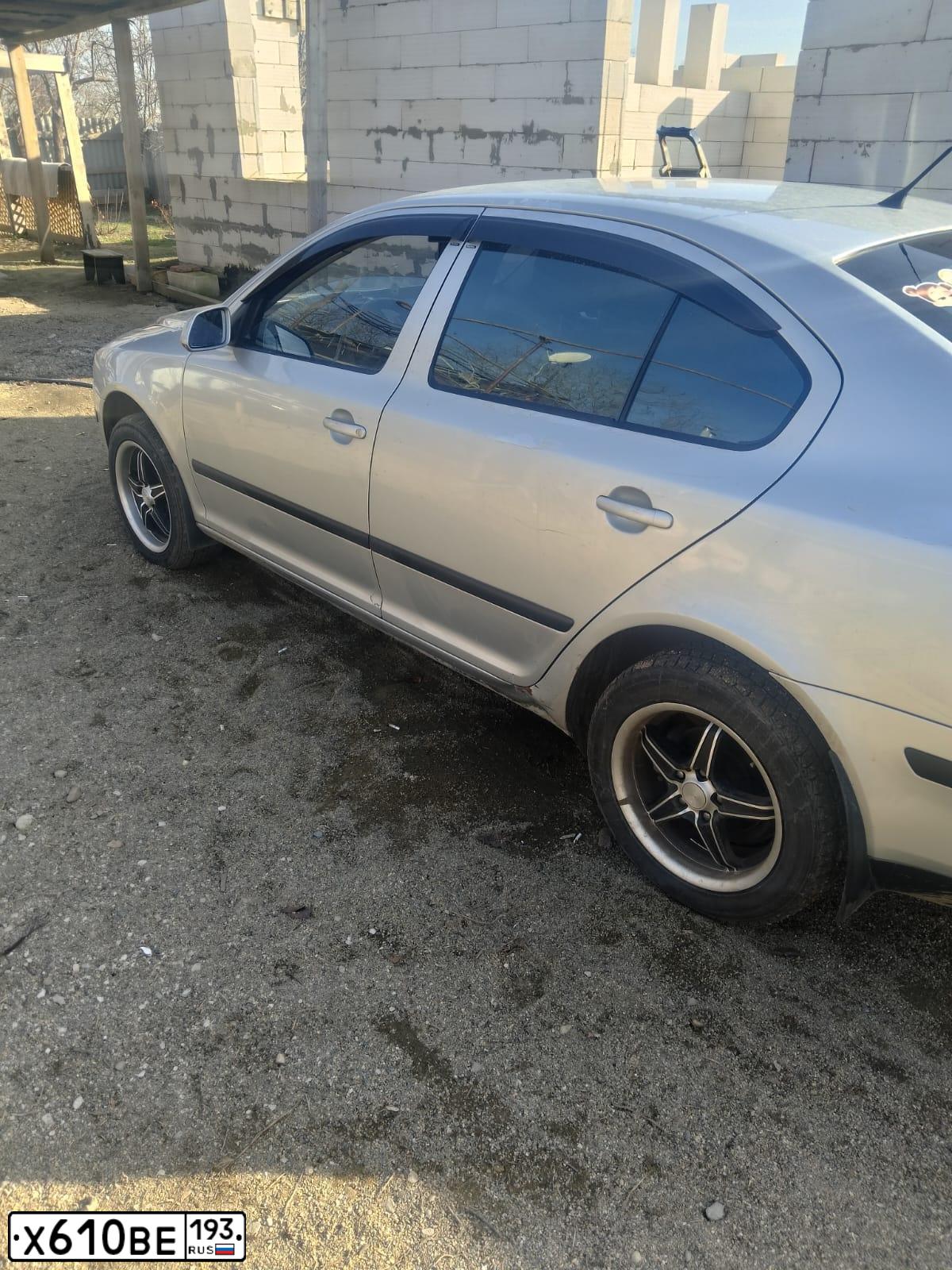 Фото автомобиля SKODA OCTAVIA, 2005 — госномер О988РВ161. Цвет: Серебристый