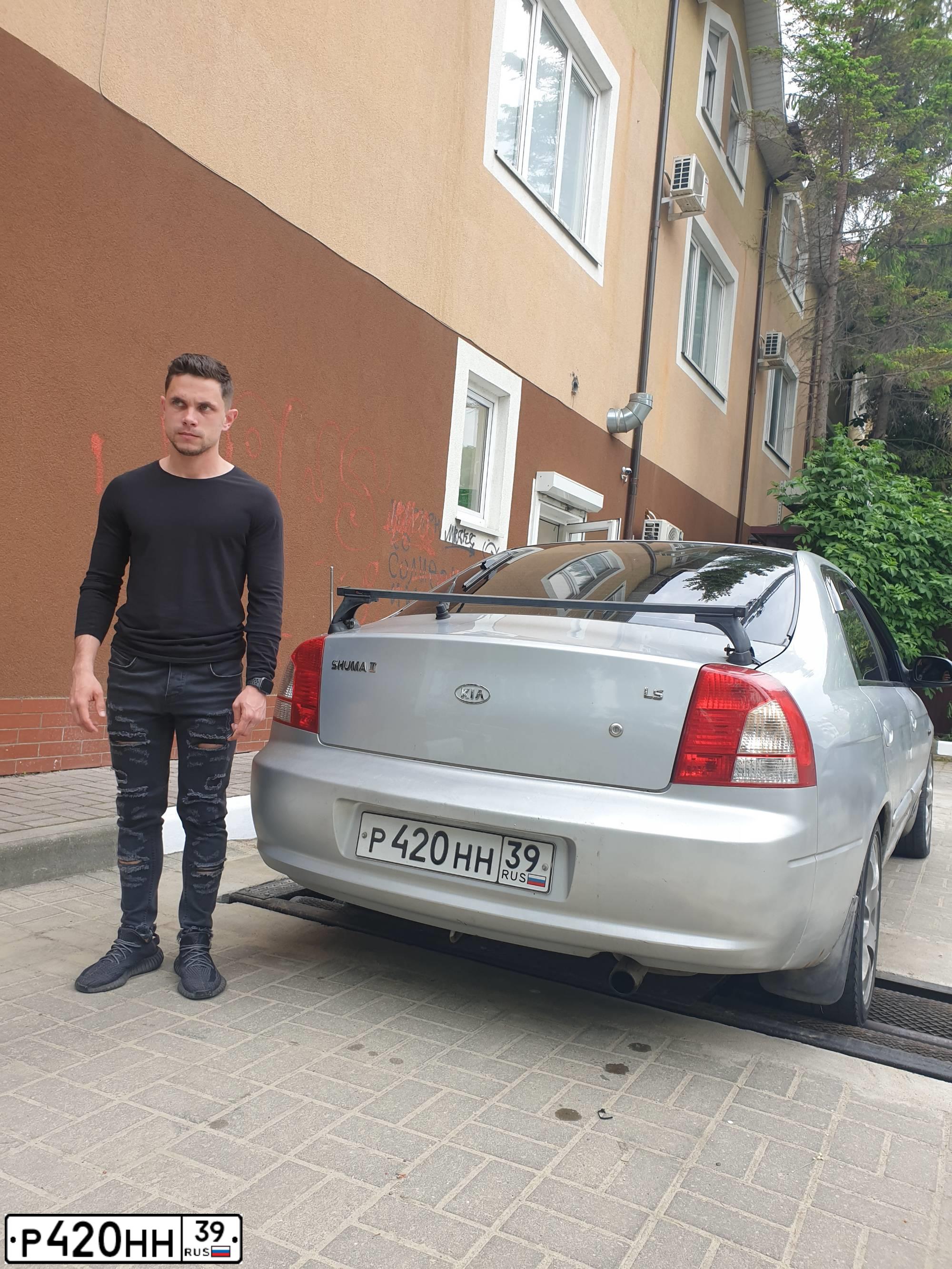 Фото автомобиля KIA SEPHIA, 2001 — госномер Р420НН39. Цвет: Серебристый