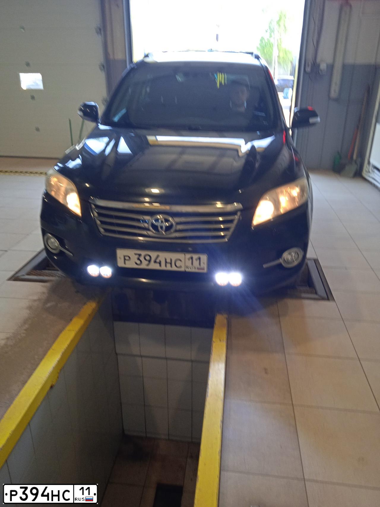 Фото автомобиля TOYOTA RAV4, 2010 — госномер Р394НС11. Цвет: ЧЕРНЫЙ