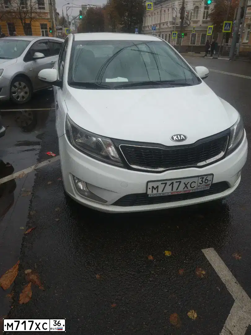 Фото автомобиля KIA RIO, 2013 — госномер М717ХС36. Цвет: БЕЛЫЙ