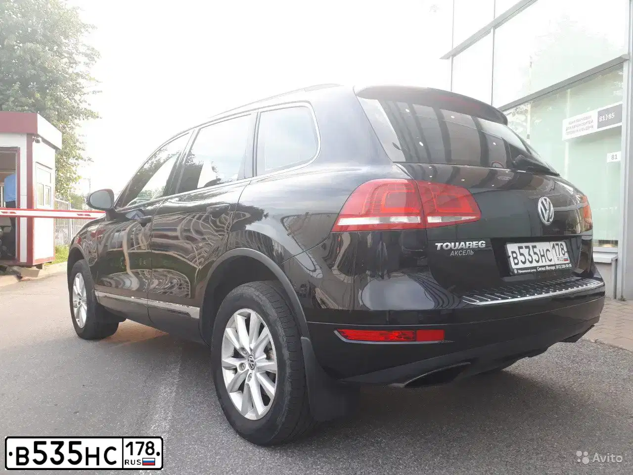 Фото автомобиля VOLKSWAGEN TOUAREG, 2012 — госномер М400УО29. Цвет: ЧЕРНЫЙ