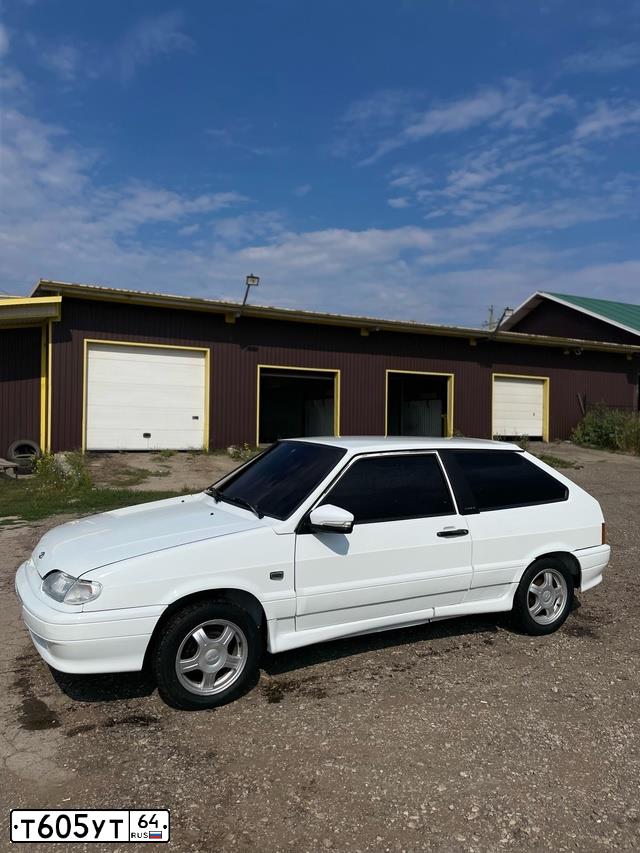 Фото автомобиля LADA 2113 SAMARA, 2012 — госномер Т605УТ64. Цвет: Белый