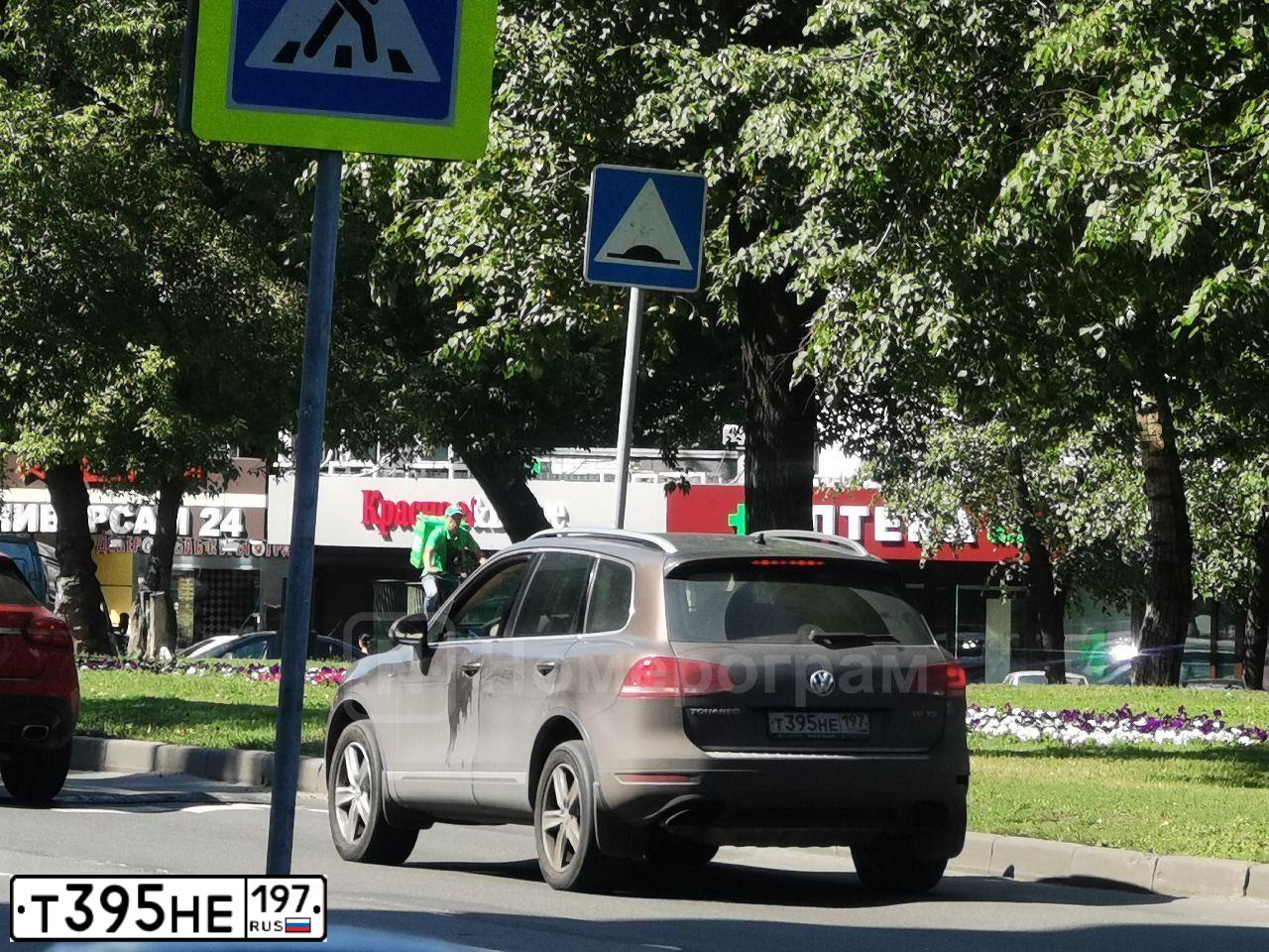 Фото автомобиля VOLKSWAGEN TOUAREG, 2011 — госномер Т395НЕ197. Цвет: КОРИЧНЕВЫЙ