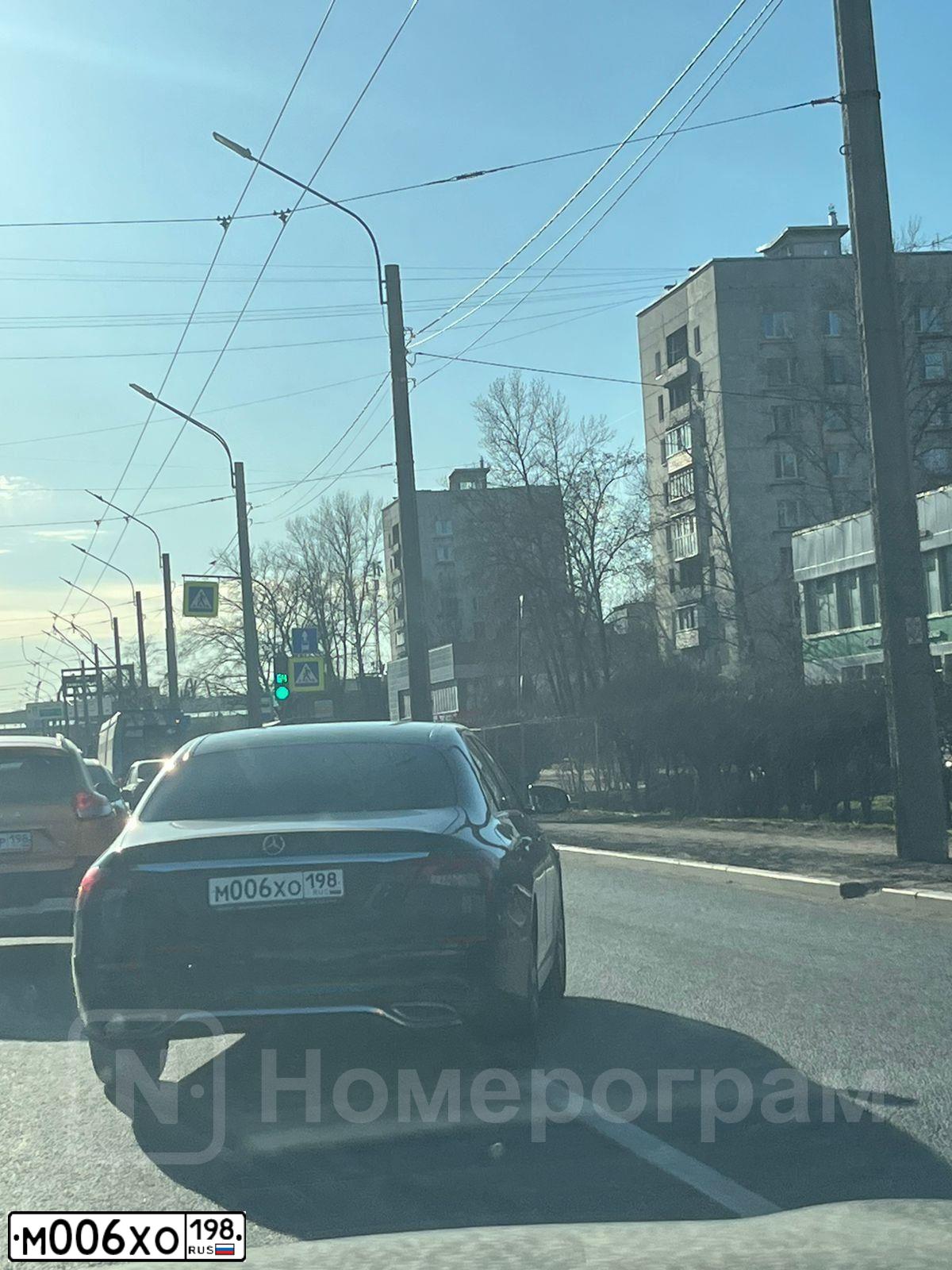 Фото автомобиля MERCEDES-BENZ E220, 2022 — госномер Т385МЕ198. Цвет: ЧЕРНЫЙ