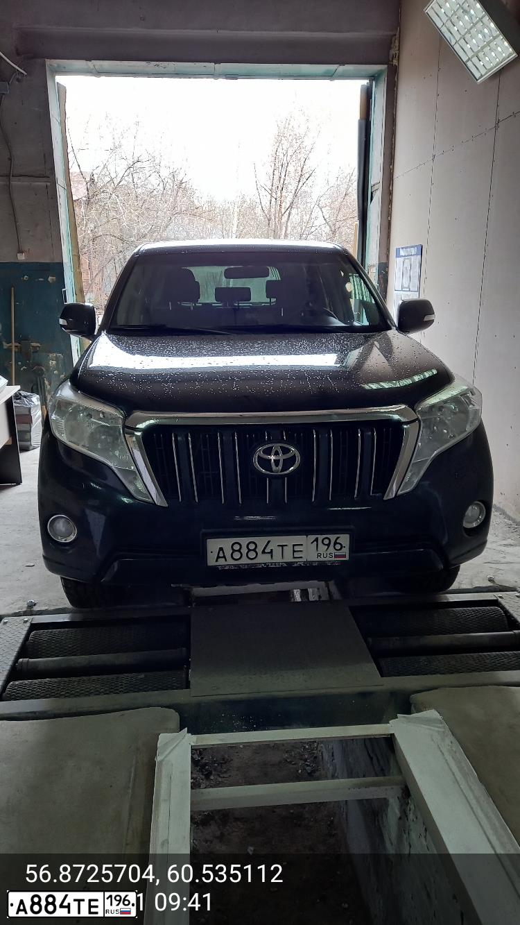 Фото автомобиля TOYOTA LANDCRUISER, 2014 — госномер А884ТЕ196. Цвет: ЧЕРНЫЙ