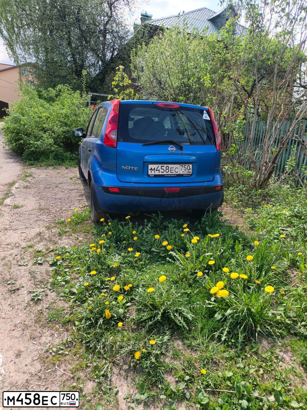 Фото автомобиля NISSAN NOTE, 2006 — госномер М458ЕС750. Цвет: СИНИЙ