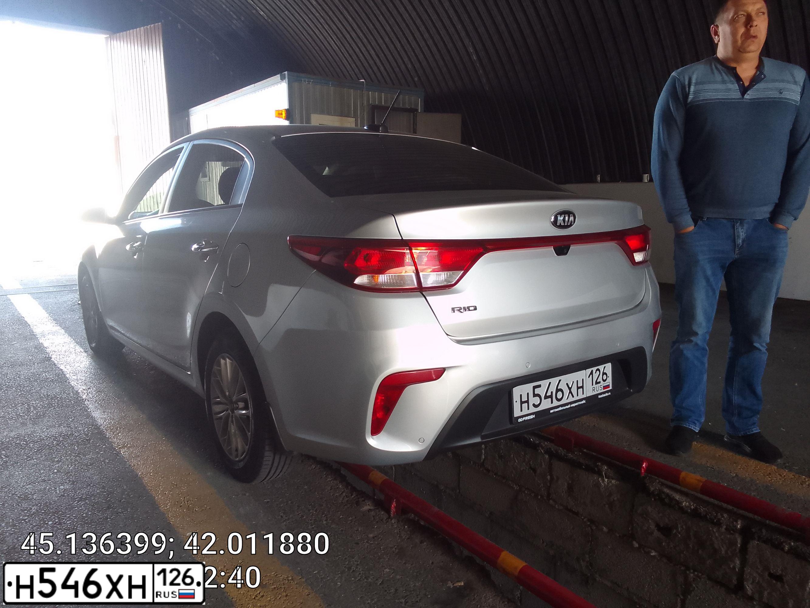 Фото автомобиля KIA RIO, 2019 — госномер Е006НР126. Цвет: Серебристый