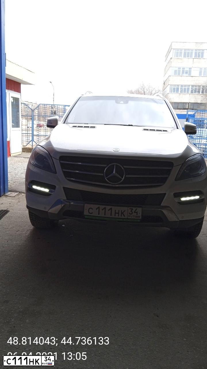 Фото автомобиля MERCEDES M-KLASSE, 2013 — госномер Е281НМ799. Цвет: Белый