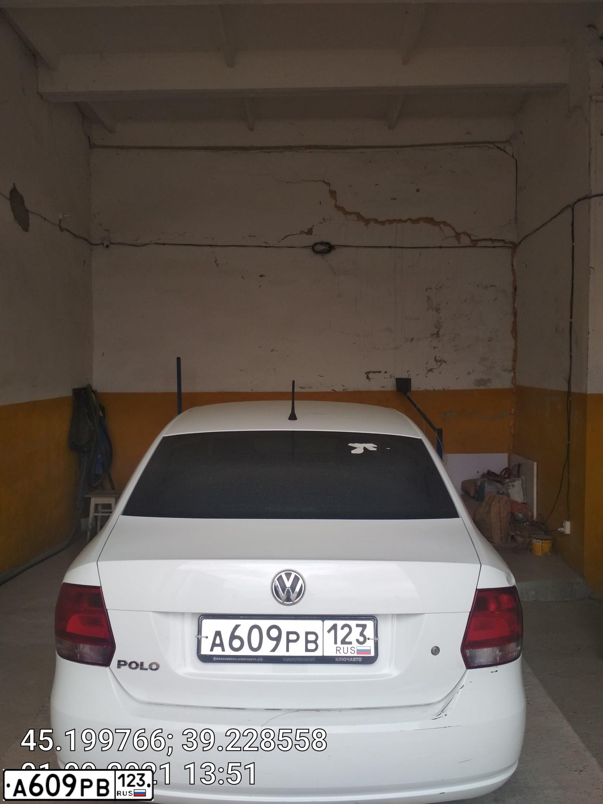 Фото автомобиля VOLKSWAGEN POLO, 2015 — госномер А609РВ123. Цвет: Белый