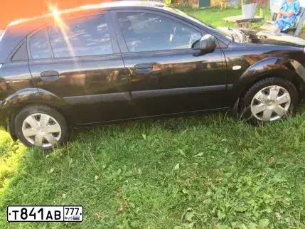 Фото автомобиля KIA RIO, 2006 — госномер Т841АВ777. Цвет: ЧЕРНЫЙ