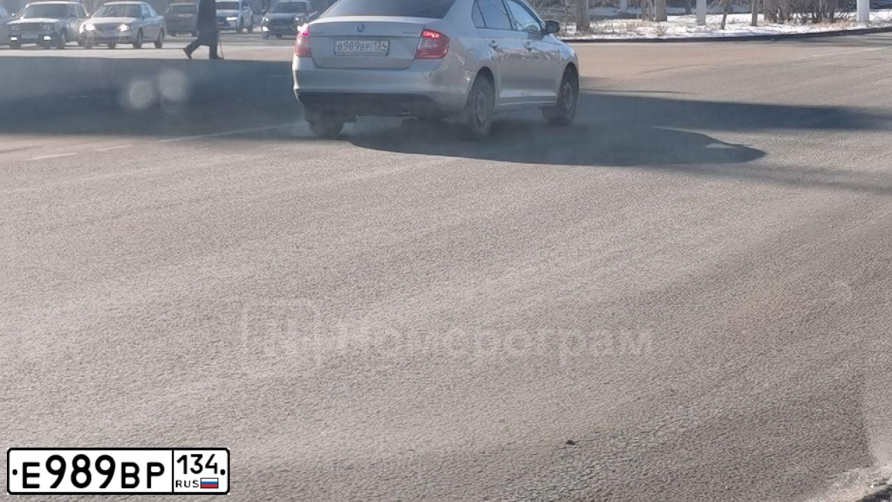 Фото автомобиля LADA 2114 SAMARA, 2006 — госномер К949СЕ134. Цвет: ЗОЛОТИСТЫЙ ТЕМНО-ЗЕЛЕНЫЙ