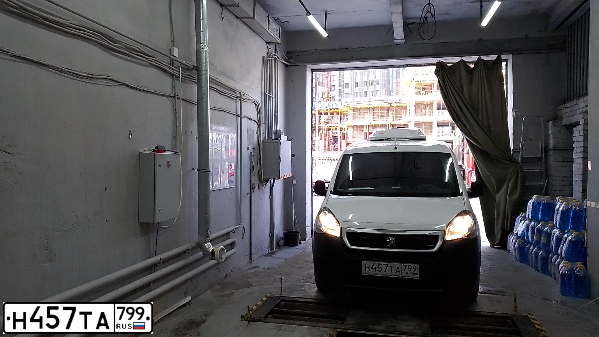 Фото автомобиля PEUGEOT PARTNER, 2018 — госномер Х212УЕ164. Цвет: Белый