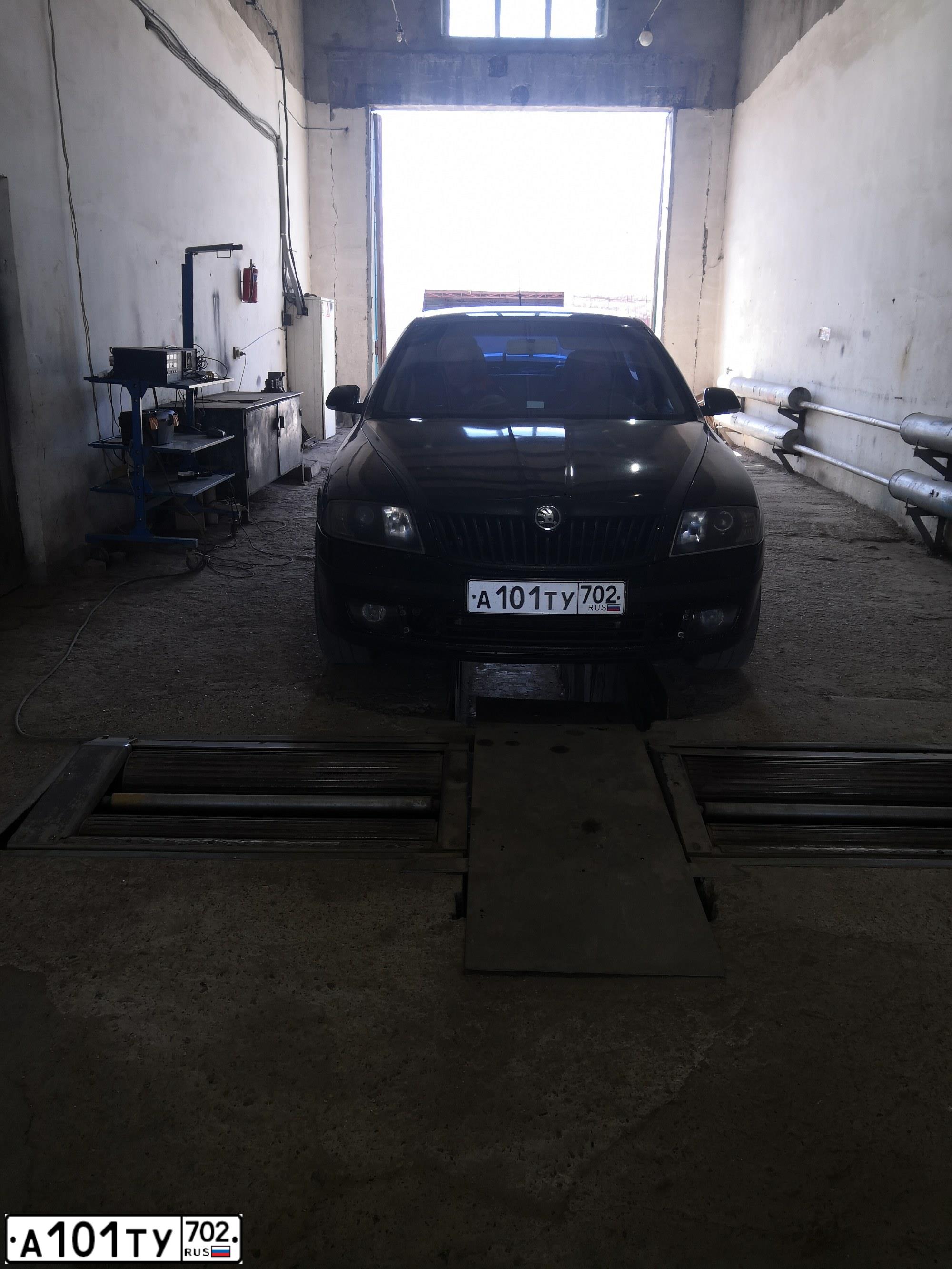 Фото автомобиля SKODA OCTAVIA, 2008 — госномер Х002УТ02. Цвет: ЧЕРНЫЙ