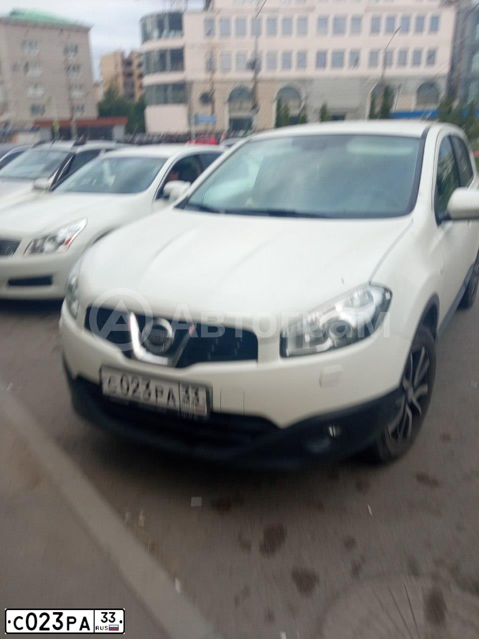 Фото автомобиля NISSAN QASHQAI, 2013 — госномер С003СВ33. Цвет: Белый