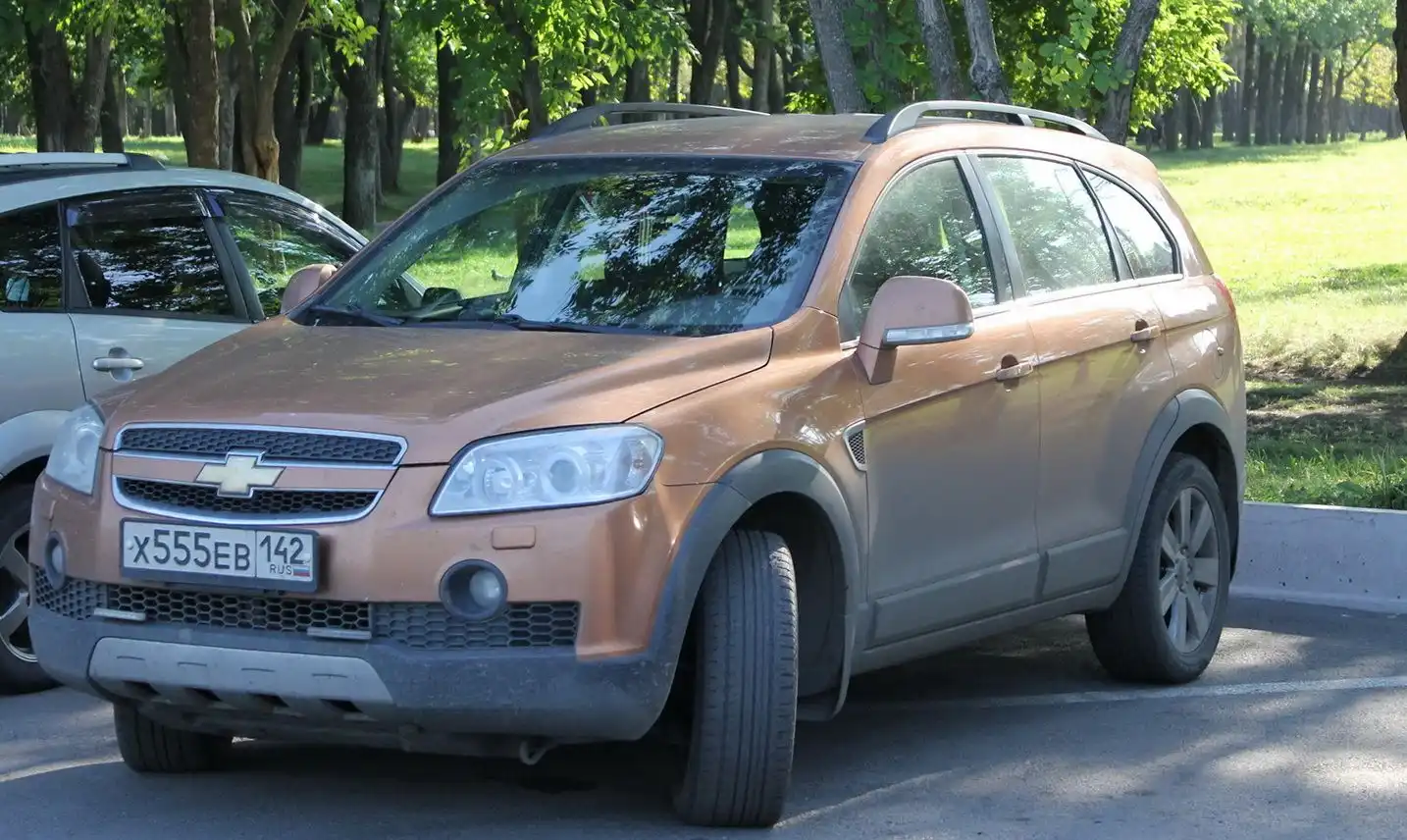 Фото автомобиля CHEVROLET CAPTIVA, 2007 — госномер А729ЕТ122. Цвет: Коричневый