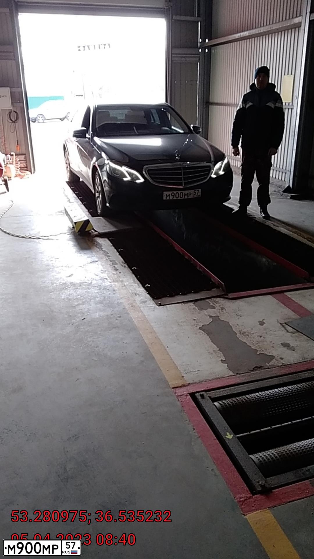 Фото автомобиля MERCEDES E-KLASSE, 1999 — госномер М900МР57. Цвет: Темно-синий