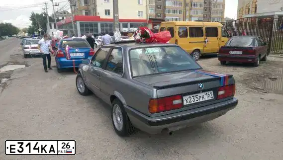 Фото автомобиля MITSUBISHI LANCER, 1991 — госномер Е314КА26. Цвет: Красный