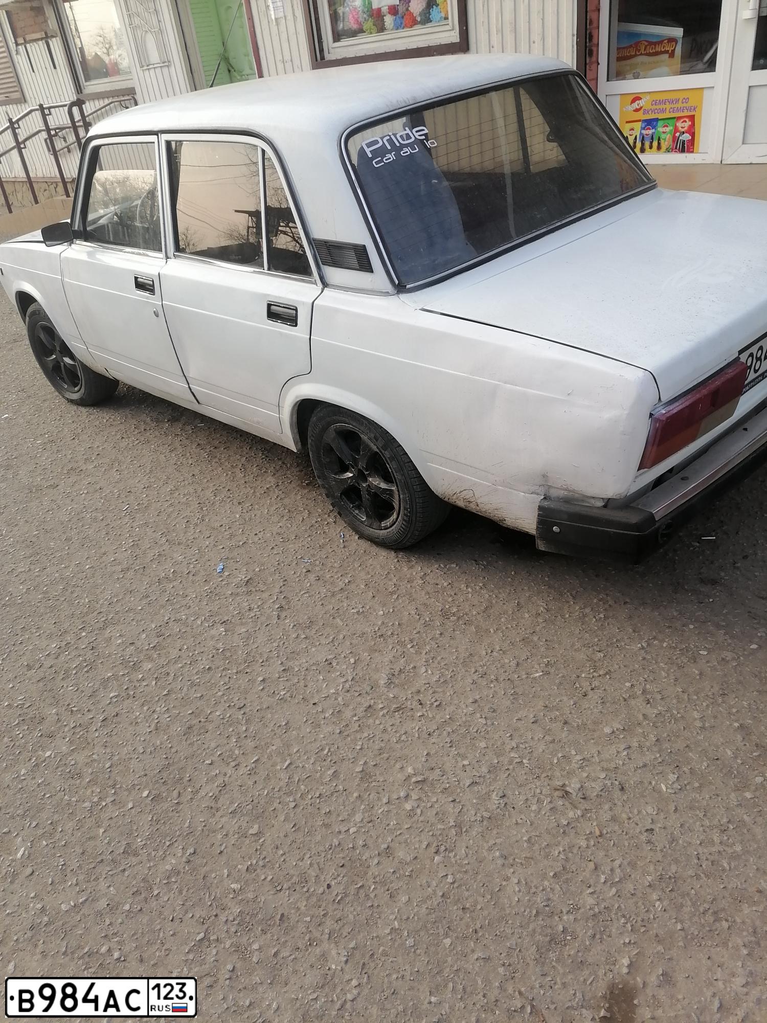 Фото автомобиля LADA 2107, 2007 — госномер В984АС123. Цвет: ЯРКО-БЕЛЫЙ