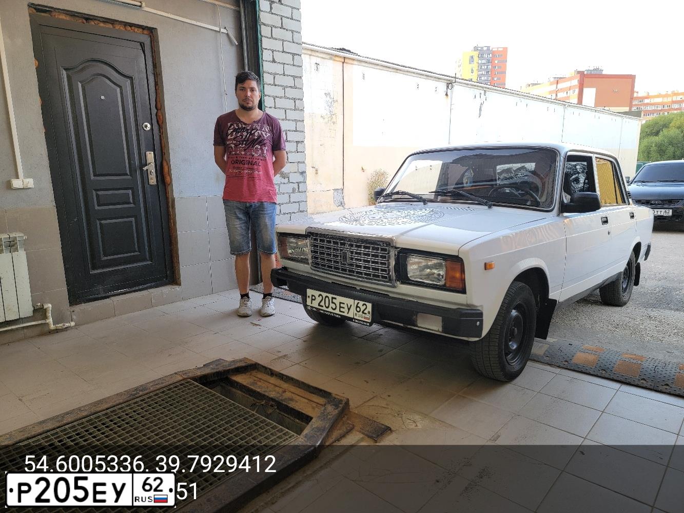 Фото автомобиля LADA 2107 LADA, 2005 — госномер Р205ЕУ62. Цвет: ЯРКО-БЕЛЫЙ