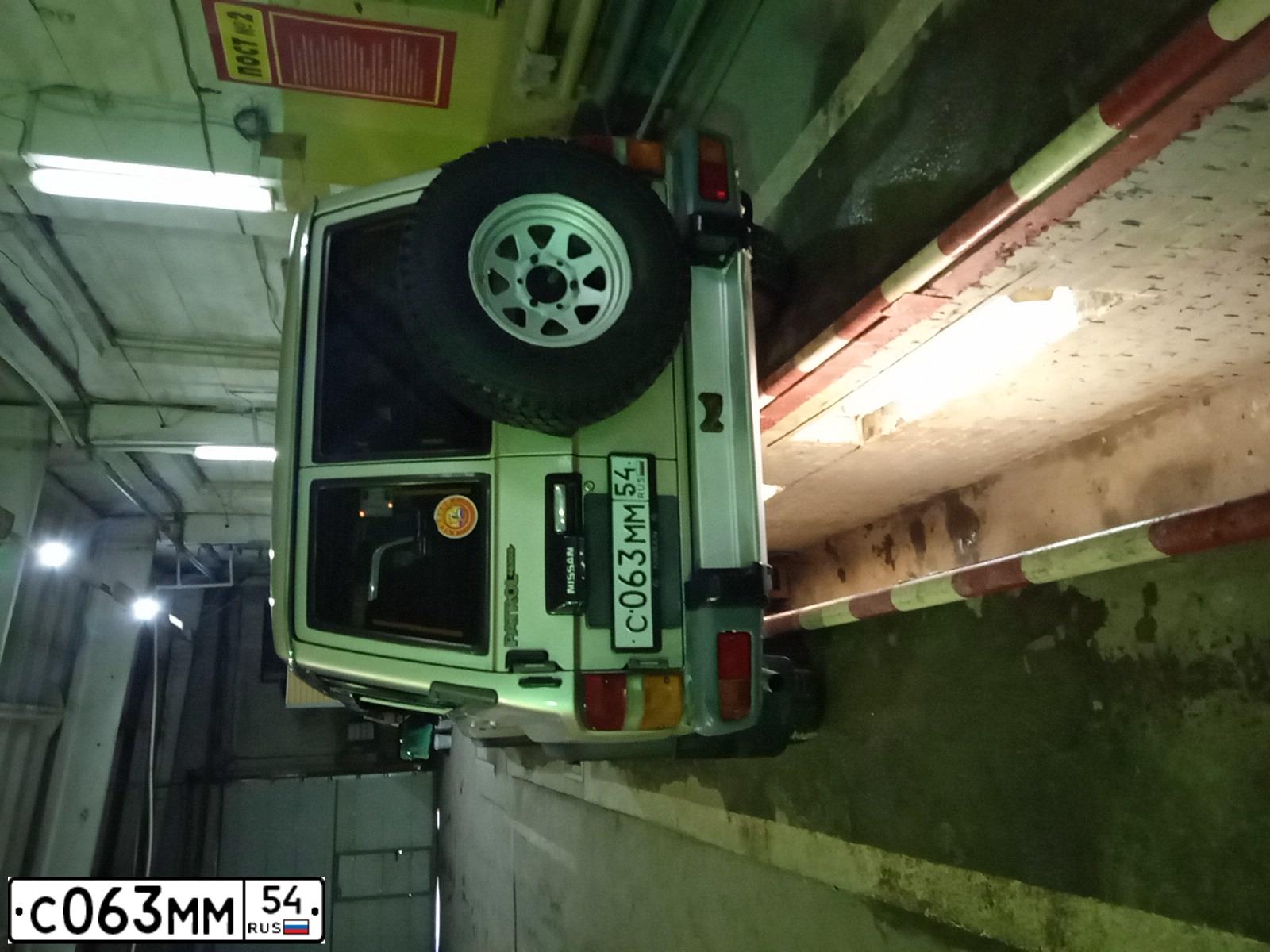 Фото автомобиля NISSAN PATROL, 1995 — госномер С063ММ54. Цвет: СВ СЕРЫЙ МЕТАЛЛИК