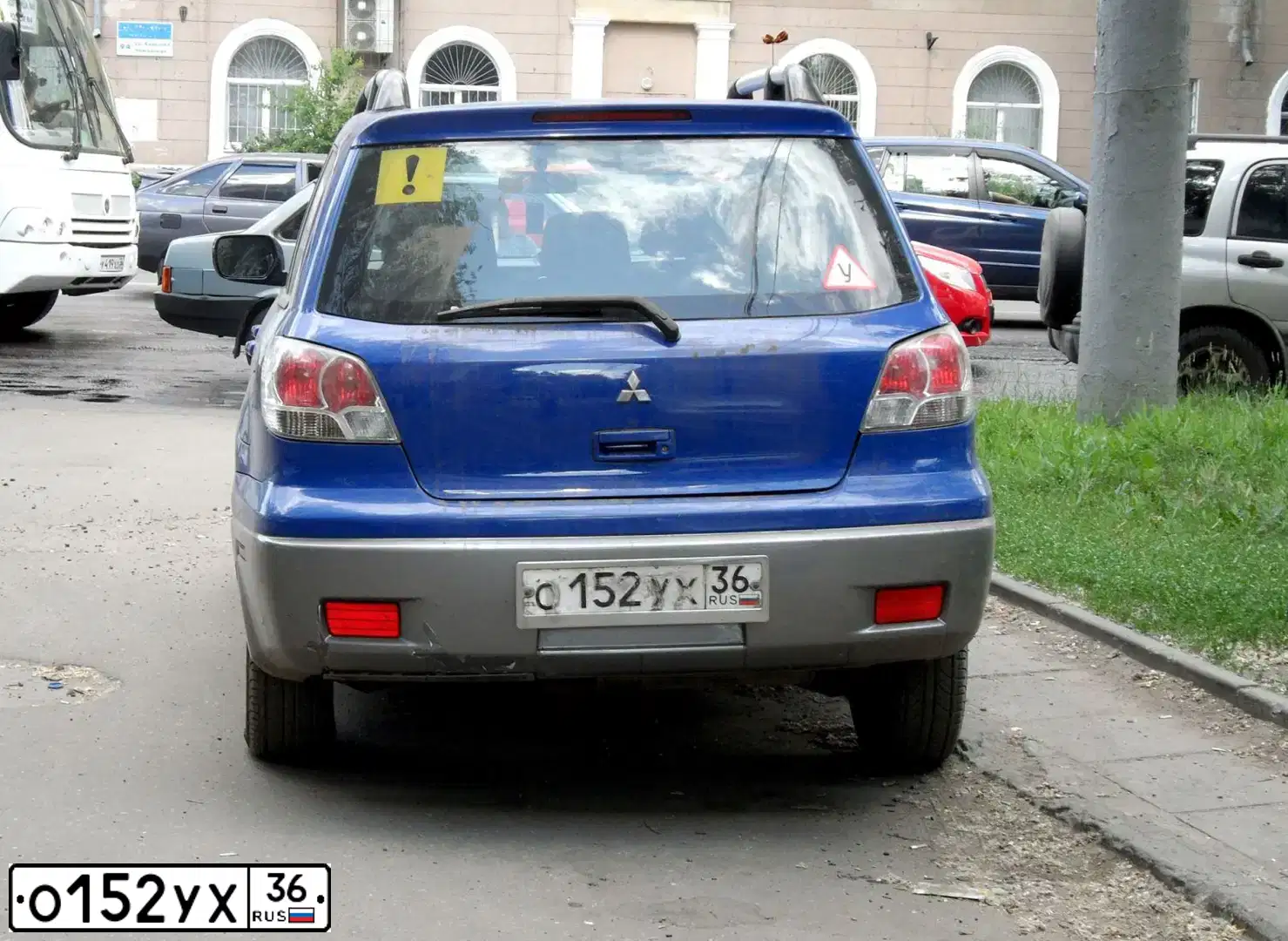 Фото автомобиля MITSUBISHI OUTLANDER, 2004 — госномер О152УХ36. Цвет: ГОЛУБОЙ