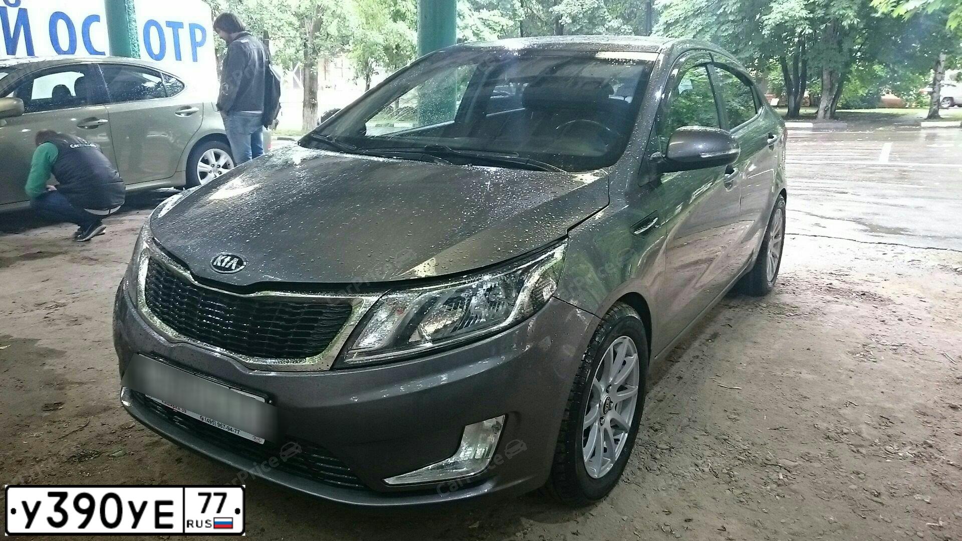 Фото автомобиля KIA RIO, 2013 — госномер У390УЕ77. Цвет: СЕРЫЙ