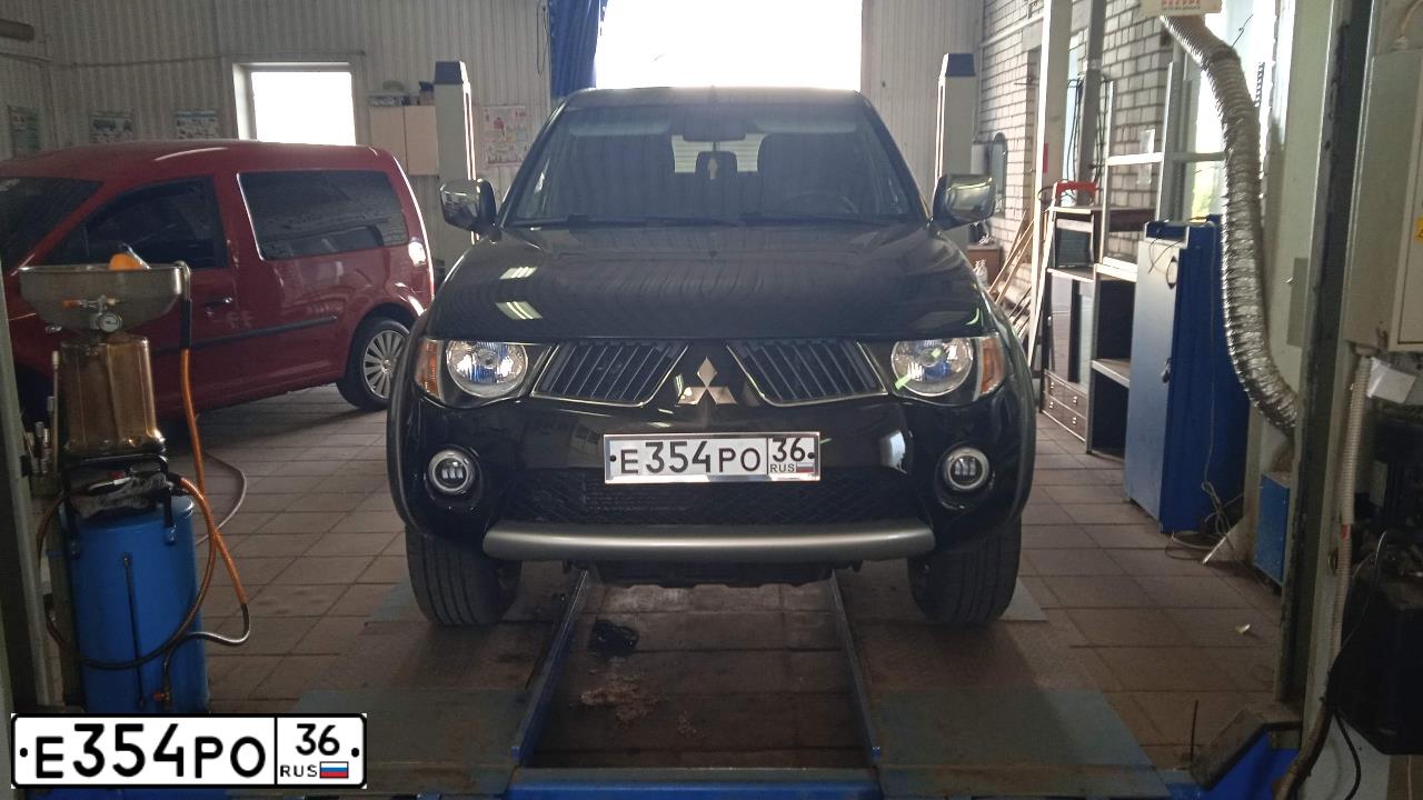 Фото автомобиля MITSUBISHI L 200, 2008 — госномер Е354РО36. Цвет: ЧЕРНЫЙ