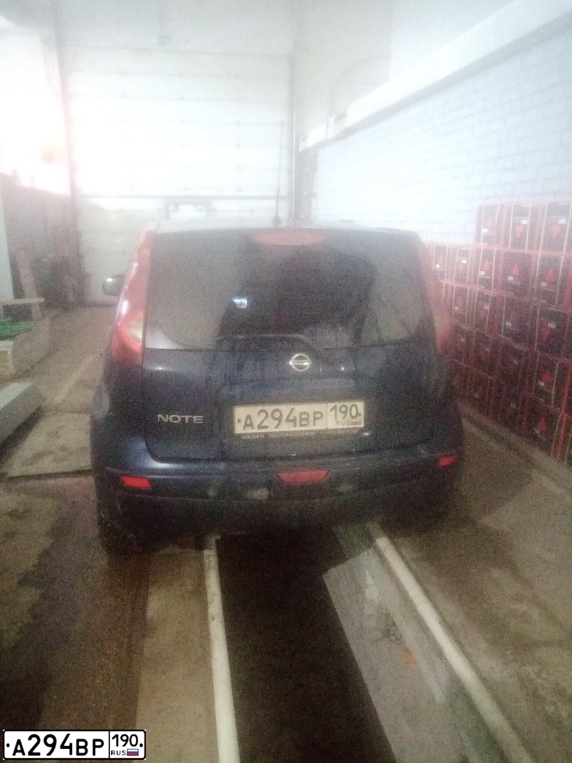Фото автомобиля NISSAN NOTE, 2013 — госномер А294ВР190. Цвет: СИНИЙ ТЕМНЫЙ