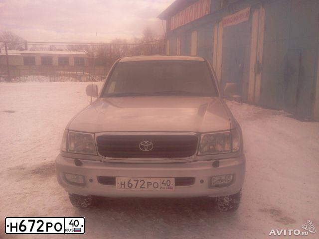 Фото автомобиля TOYOTA LANDCRUISER, 2001 — госномер Е001СЕ90. Цвет: БЕЛЫЙ (СЕРЕБРИСТЫЙ)
