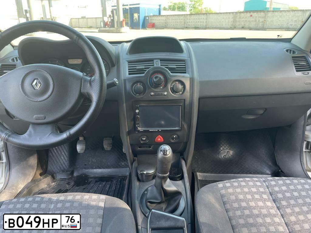 Фото автомобиля RENAULT MEGANE, 2007 — госномер Н215ЕС76. Цвет: СВЕТЛО-СЕРО-ГОЛУБОЙ