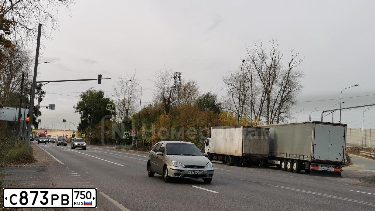 Фото автомобиля FORD FOCUS, 2003 — госномер М522ОС150. Цвет: СЕРО-ЗОЛОТИСТЫЙ