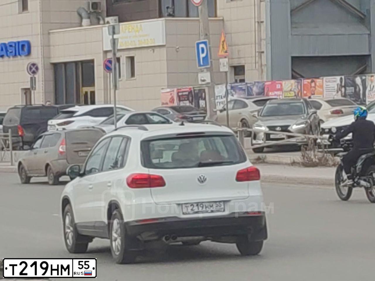 Фото автомобиля VOLKSWAGEN TIGUAN, 2015 — госномер Т219НМ55. Цвет: Белый