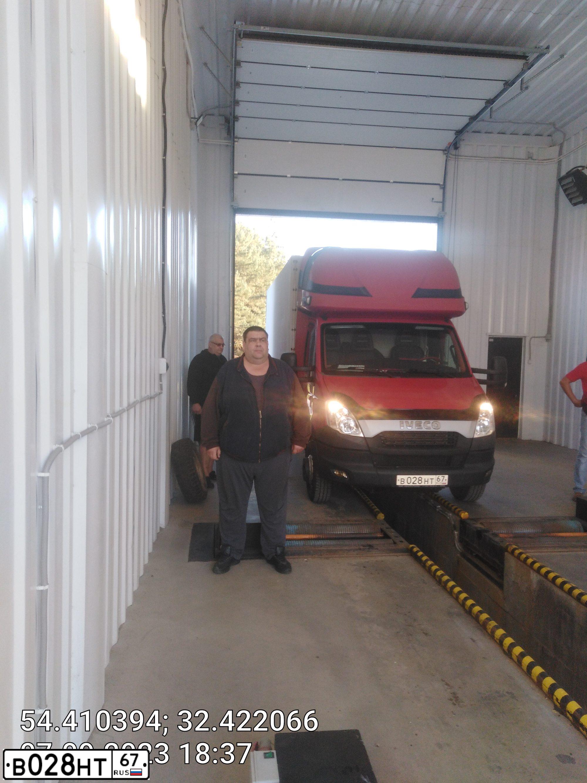 Фото автомобиля IVECO DAILY, 2013 — госномер В028НТ67. Цвет: КРАСНЫЙ