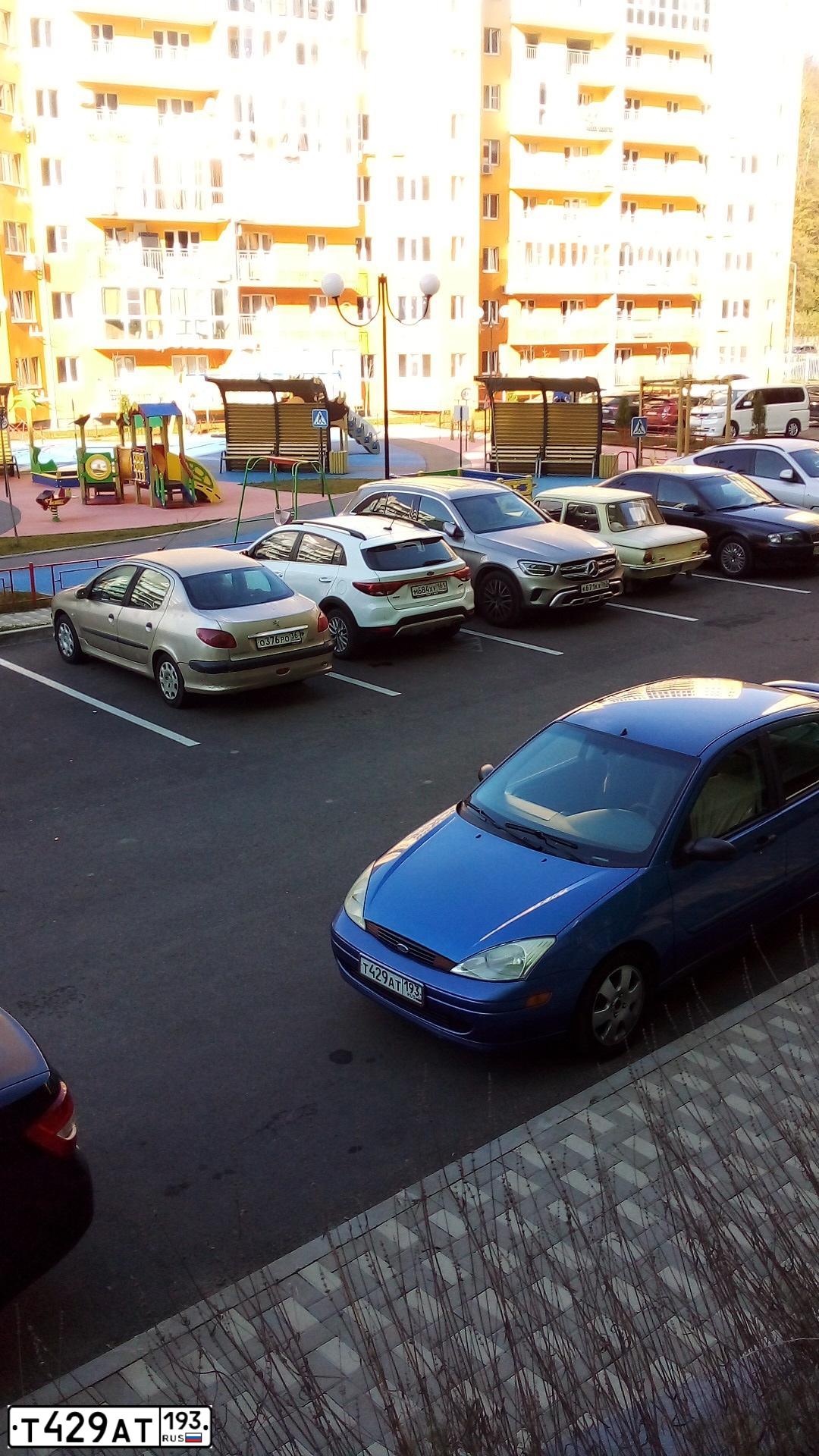 Фото автомобиля FORD D FOCUS, 2001 — госномер У817РР193. Цвет: синий