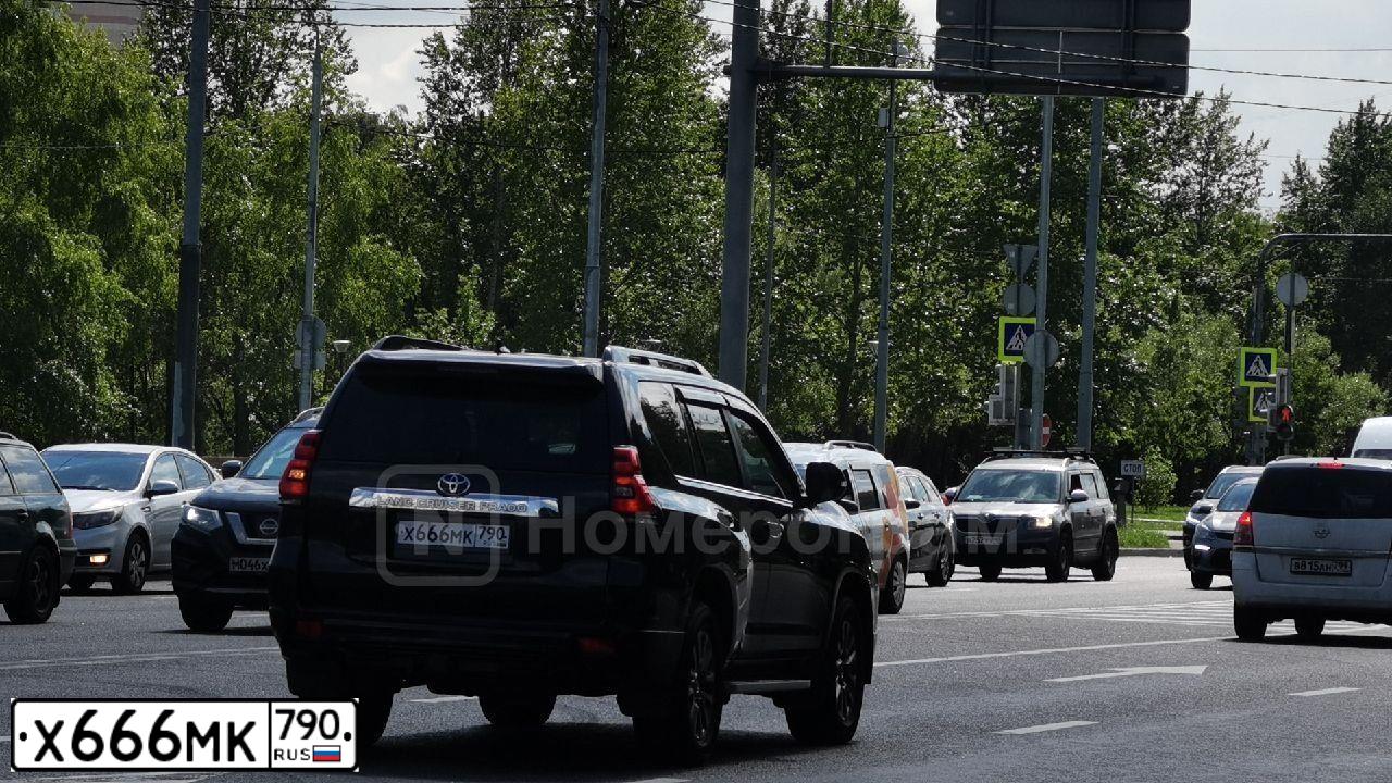 Фото автомобиля TOYOTA LANDCRUISER, 2018 — госномер Р888СТ55. Цвет: ЧЕРНЫЙ