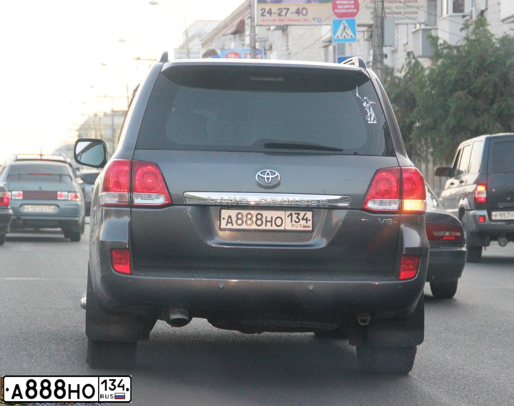 Фото автомобиля TOYOTA LANDCRUISER 200, 2008 — госномер А888НО134. Цвет: СЕРЫЙ