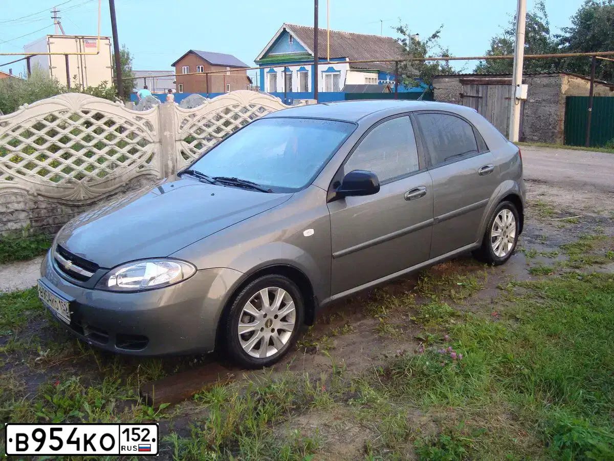 Фото автомобиля CHEVROLET LACETTI, 2010 — госномер В954КО152. Цвет: СЕРЫЙ