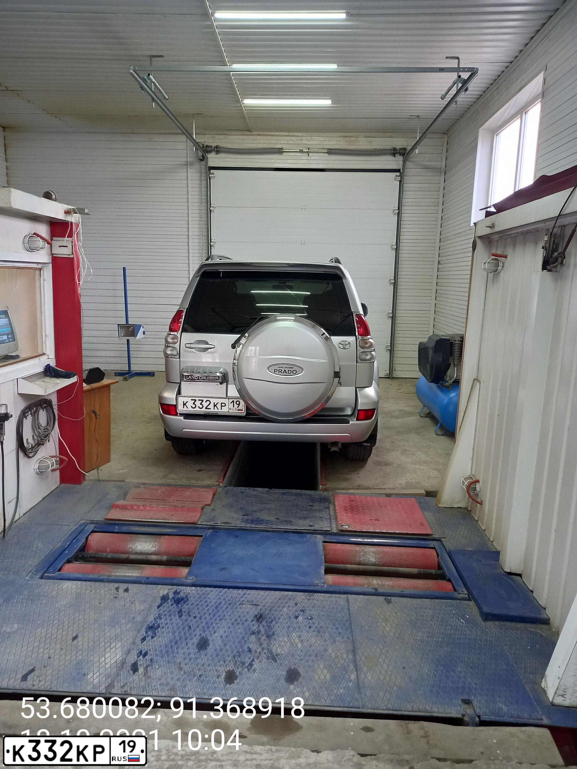 Фото автомобиля TOYOTA LANDCRUISER, 2004 — госномер К002ВВ01. Цвет: СЕРЕБРИСТЫЙ